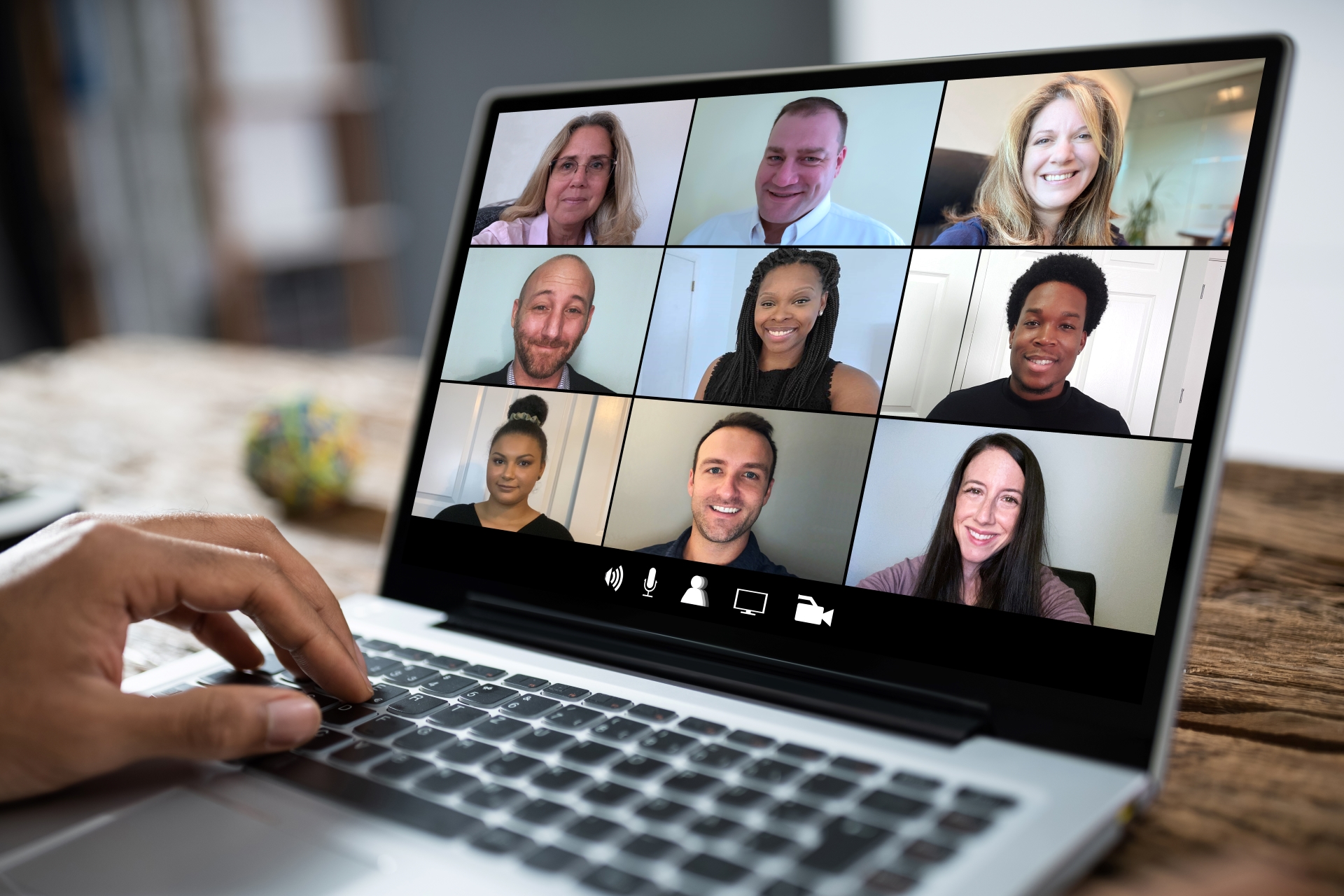 2020 annual report-front-cover- close up of laptop of employees on a video call meeting